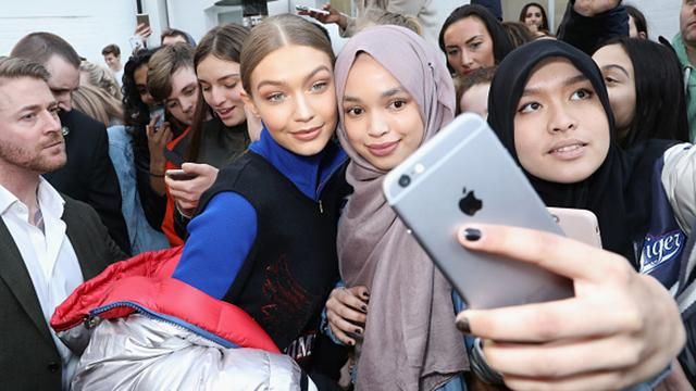 Відома модель закрила обличчя на обкладинці арабського Vogue: з'явились фото 