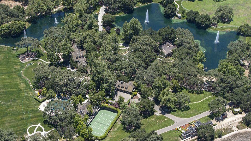 На аукцион выставили уникальное поместье Майкла Джексона На аукцион выставили уникальное поместье Майкла Джексона