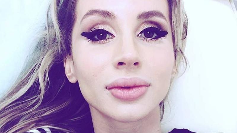 Лобода вляпалась в скандал: журналисты обвинили ее охранников в нападении Лобода вляпалась в скандал: журналисты обвинили ее охранников в нападении