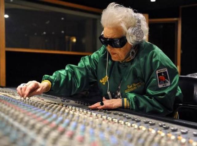 Вчіться, як треба танцювати: запальні рухи пенсіонерки підкорили мережу Вчіться, як треба танцювати: запальні рухи пенсіонерки підкорили мережу