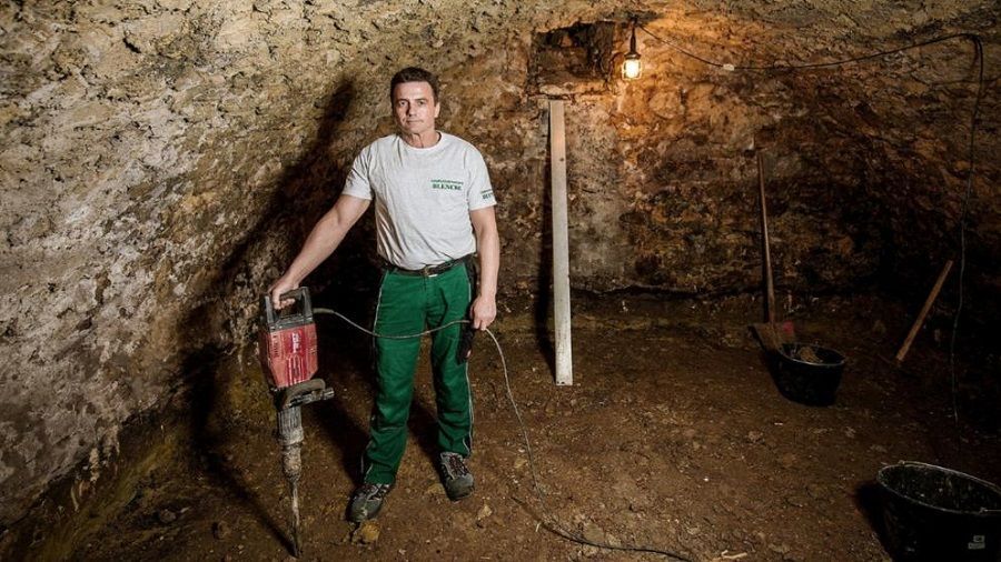 Як у фільмі: чоловік знайшов у підвалі будинку справжній скарб Як у фільмі: чоловік знайшов у підвалі будинку справжній скарб