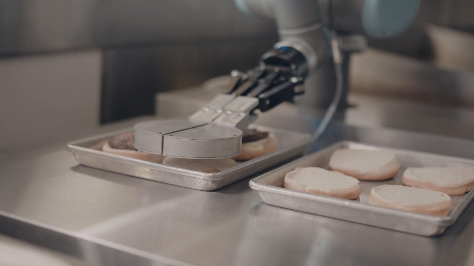 Роботів навчили готувати бургери: опубліковано відео