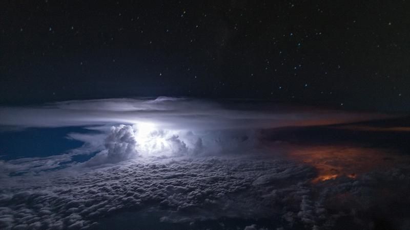 Пилот показал апокалиптическое небо во время грозы: впечатляющие фото