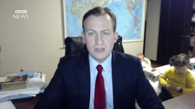 Дети чуть не сорвали интервью на BBC: курьезное видео