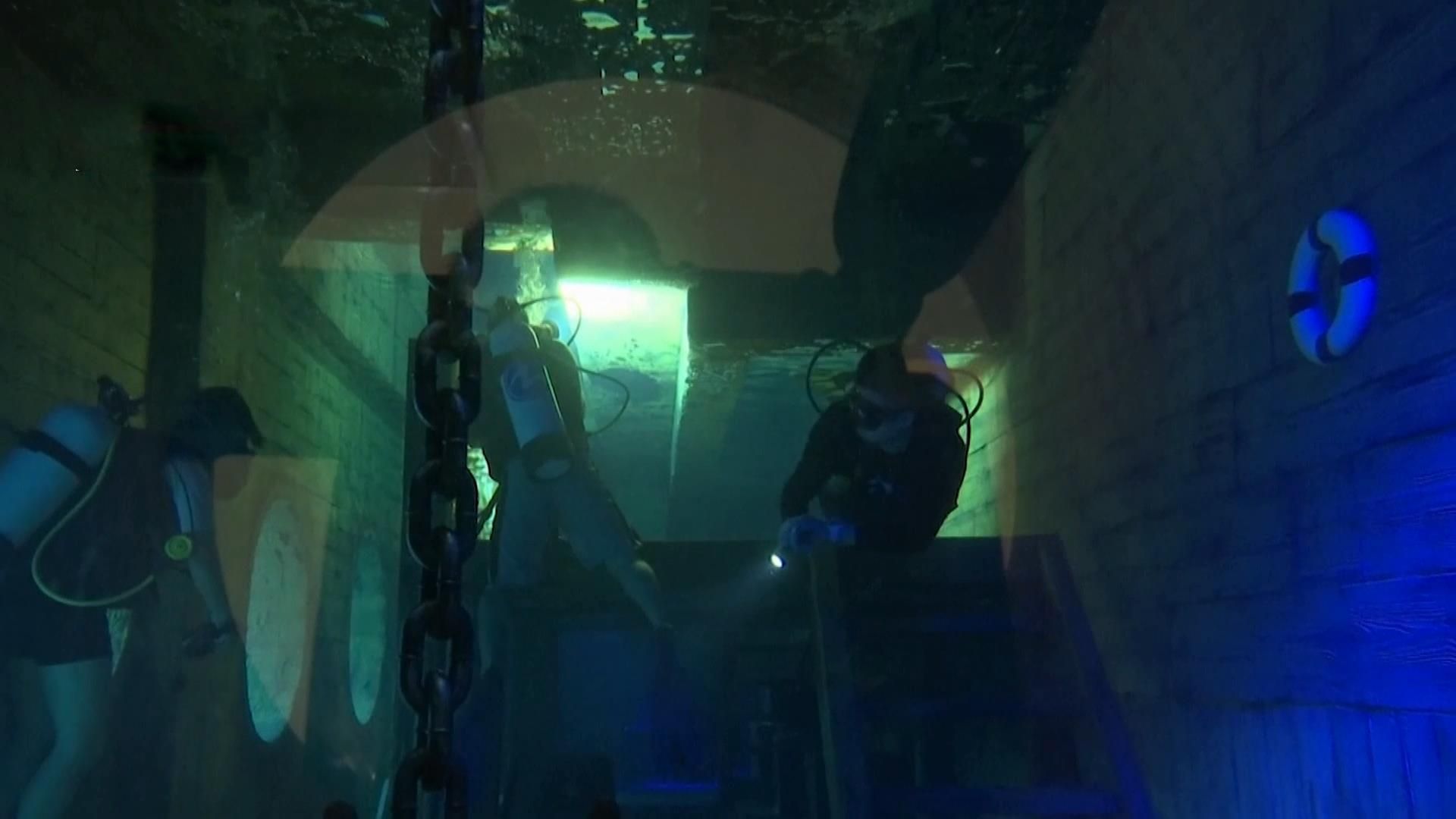 Як виглядає унікальний готель з незвичним басейном та затонулим кораблем: відео