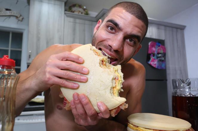 Американец смог похудеть, употребляя только фаст-фуд