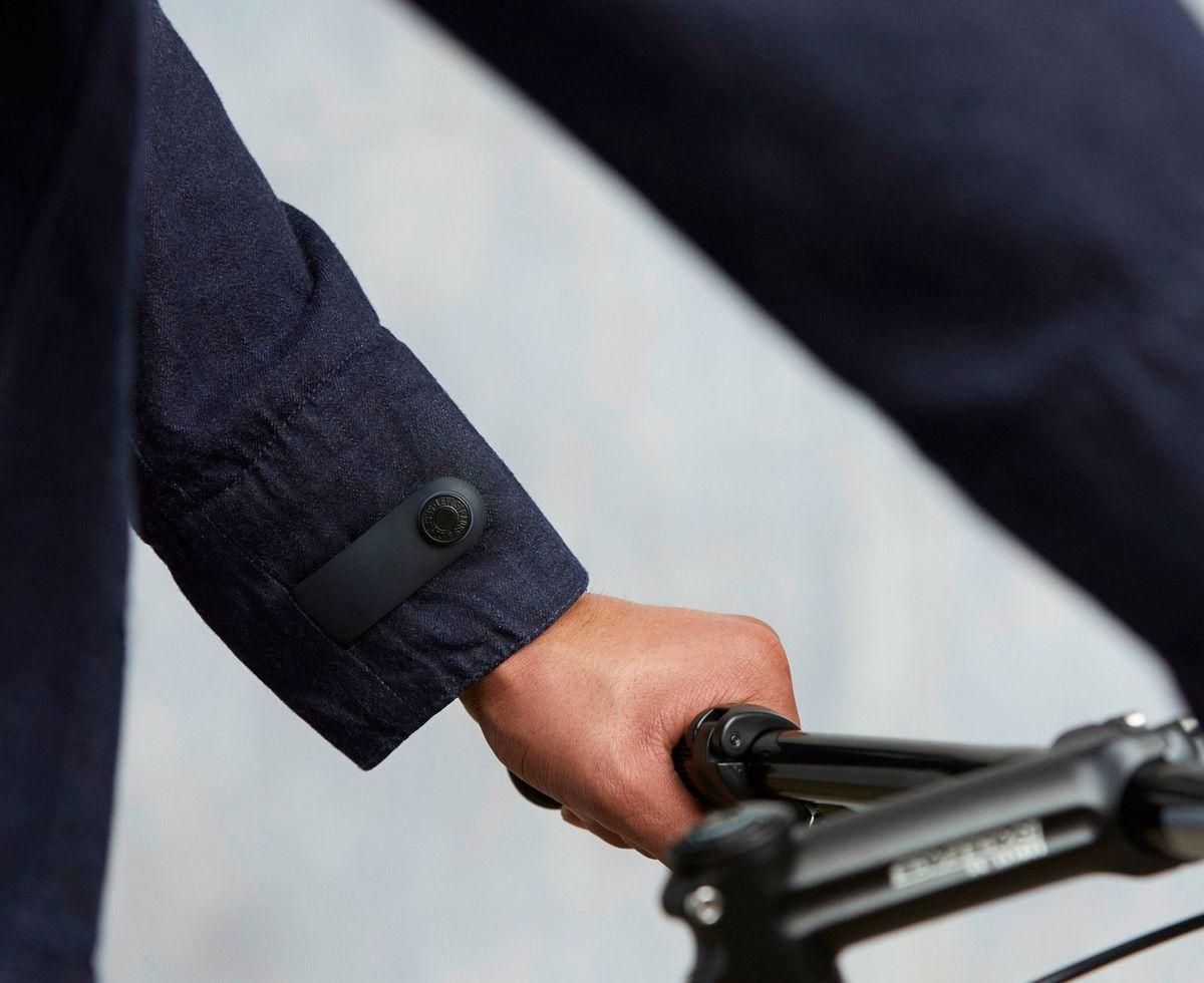 Google создала "умную" куртку: появилось видео Google создала "умную" куртку: появилось видео