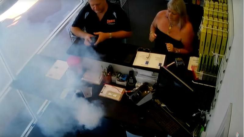 iPhone вибухнув просто у руках в користувача – з’явилось відео iPhone вибухнув просто у руках в користувача – з’явилось відео