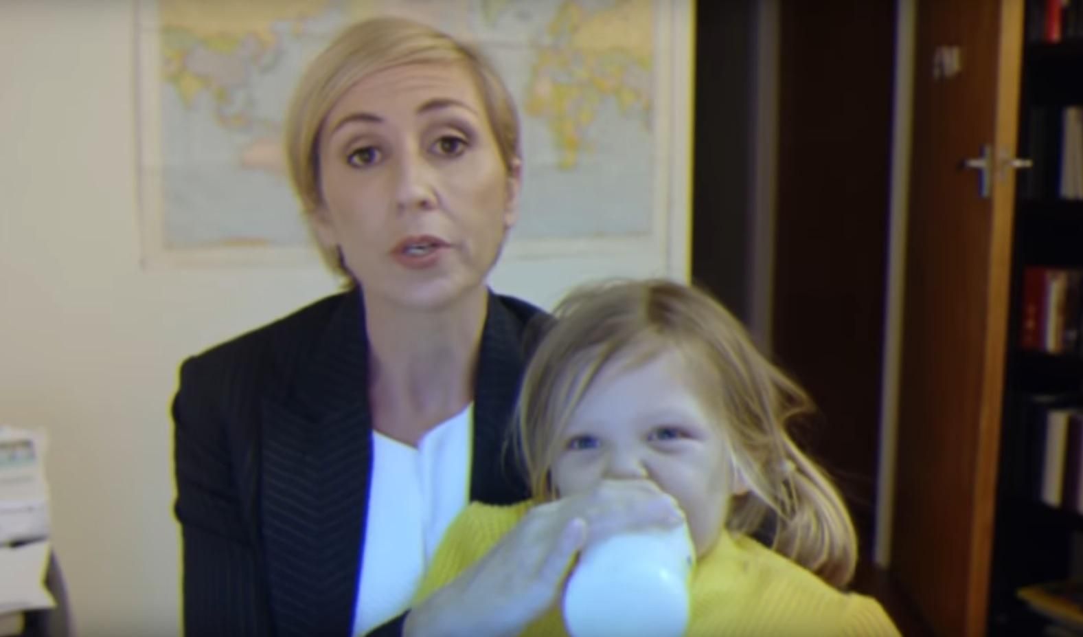 Женская версия: комики создали пародию на популярный ляп "папаши ВВС" Женская версия: комики создали пародию на популярный ляп "папаши ВВС"