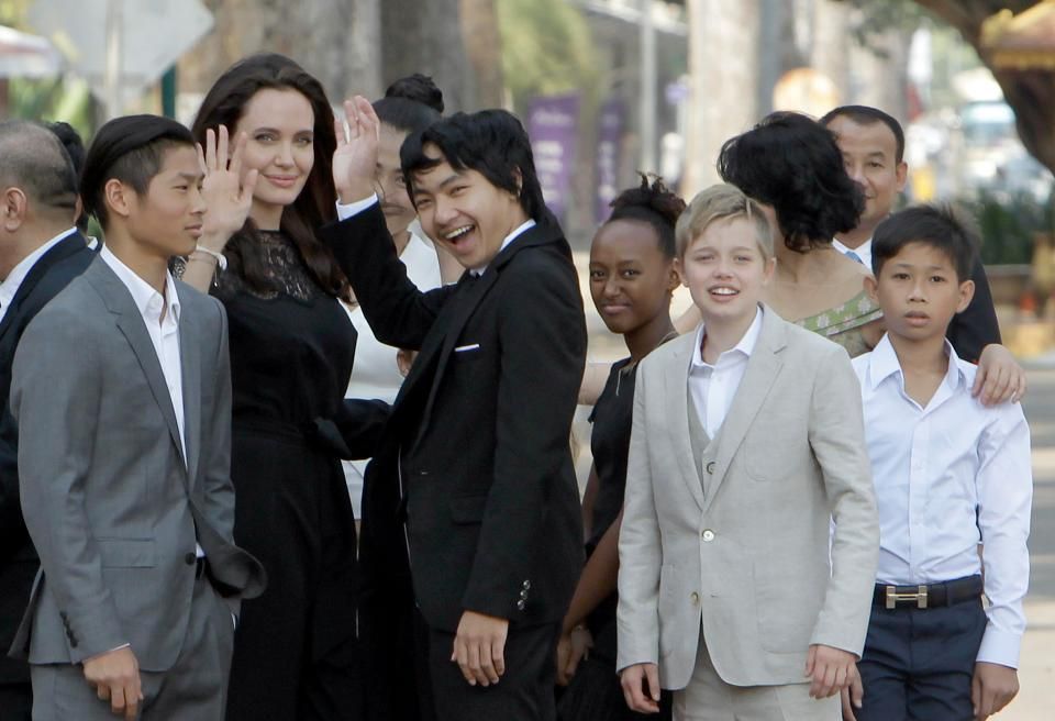 Биологический отец сына Анджелины Джоли заявил о своих правах на ребенка