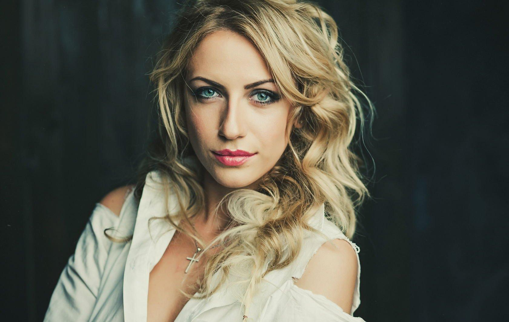 Украинская телеведущая попала в аварию: появилось фото и видео