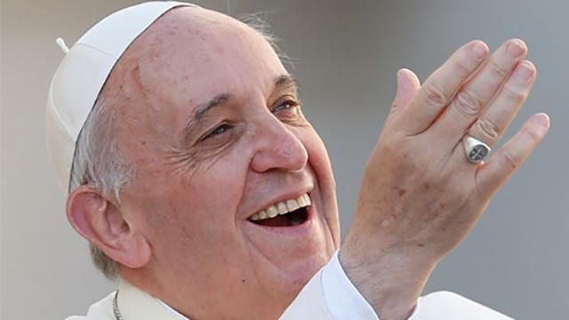 Маленькая девочка схватила с головы Папы Римского шапочку: появилось видео