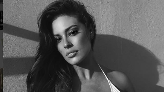 Модель плюс-сайз игриво прикрыла грудь булочками: появилось видео