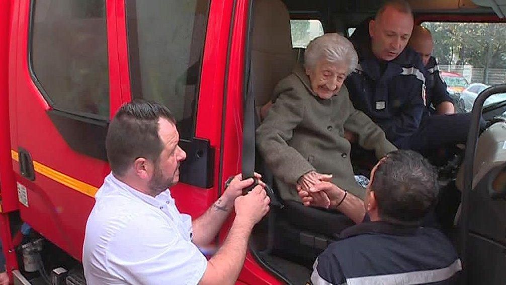 Французские пожарные осуществили мечту 112-летней бабушки