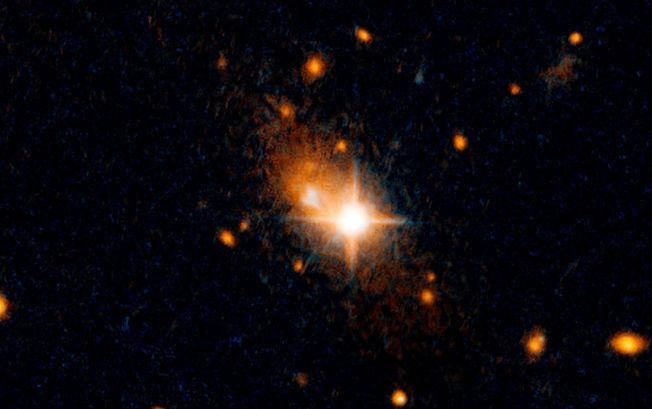 В NASA обнаружили черную дыру, которая "покинула" свою галактику: впечатляющее видео