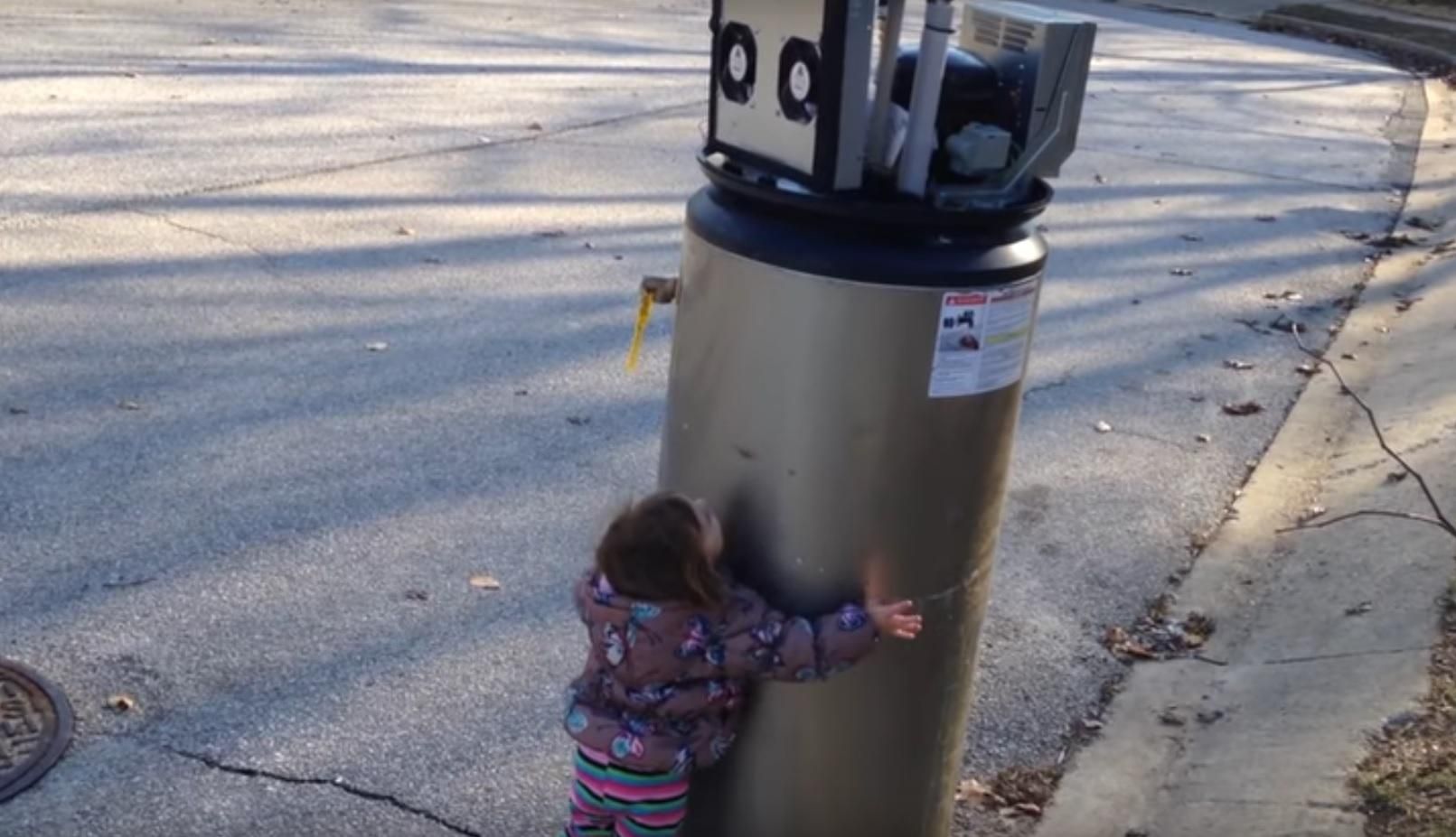 Дівчинка переплутала водонагрівач з роботом та зізналась йому в любові: зворушливе відео