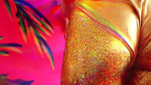 Новый тренд в сети: блогеры украшают ягодицы блестками