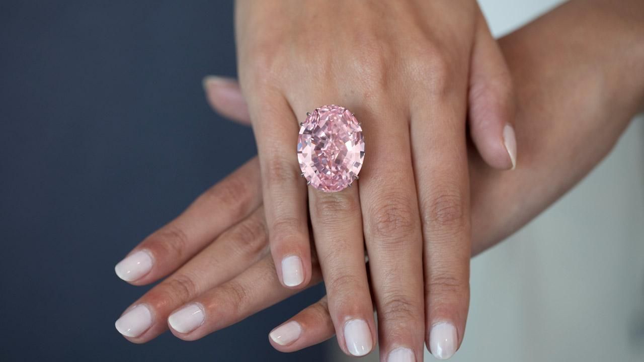 На аукцион выставили уникальный розовый бриллиант по рекордной стоимости На аукцион выставили уникальный розовый бриллиант по рекордной стоимости