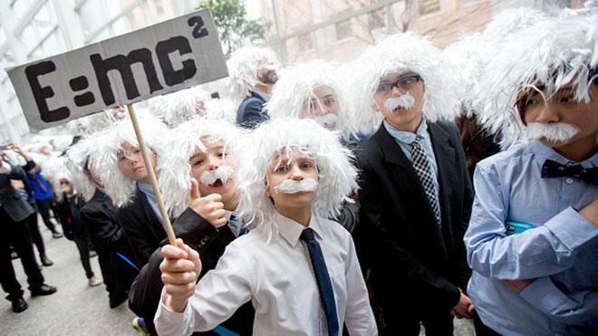 В Канаде состоялся наибольший конкурс двойников Энштейна: забавные фото