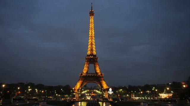 Весь Париж за 13 євро: як купити найдешевші квитки на Ейфелеву вежу