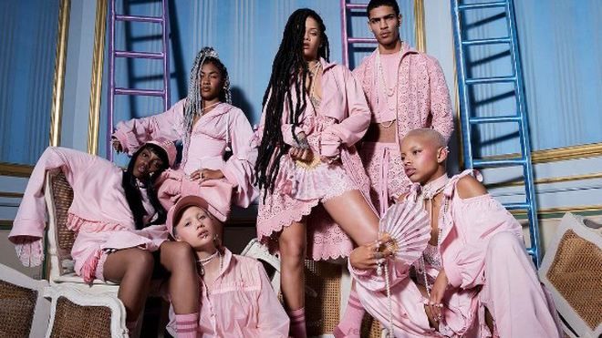 Ріанна випустила нову колекцію одягу в японському стилі Ріанна випустила нову колекцію одягу в японському стилі