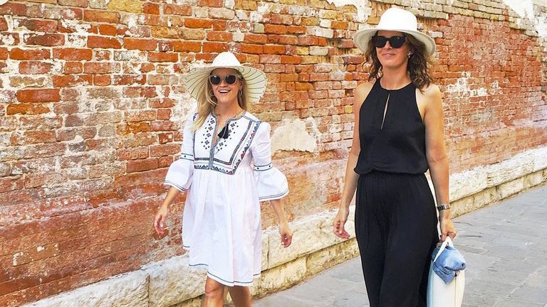 Голлівудські зірки одягнули українські вишиванки: фото з прогулянок Голлівудські зірки одягнули українські вишиванки: фото з прогулянок