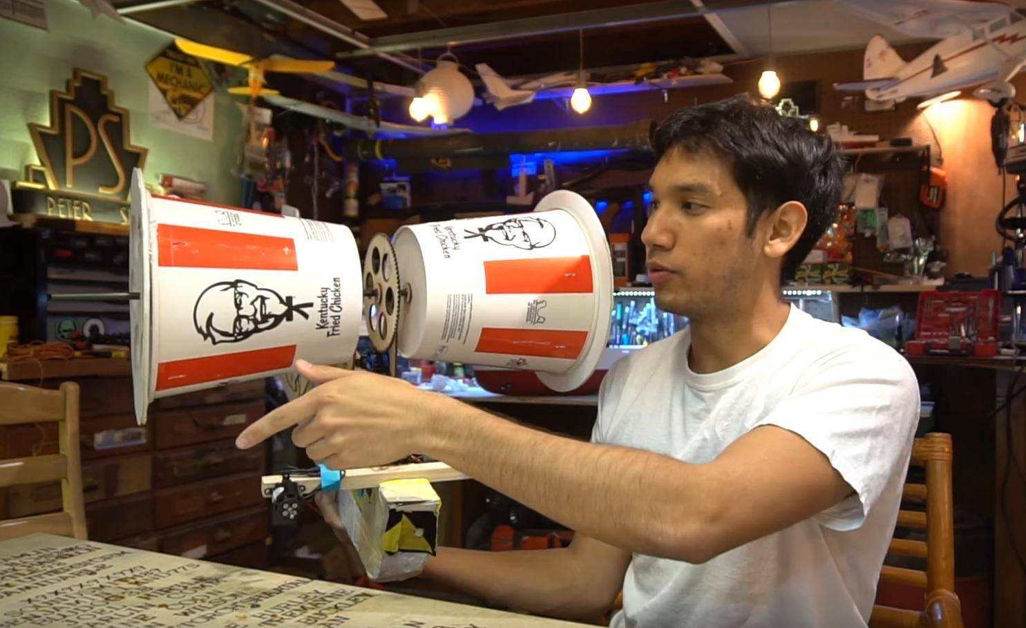 Мужчина создал самолет из бумажных ведер: появилось видео Мужчина создал самолет из бумажных ведер: появилось видео