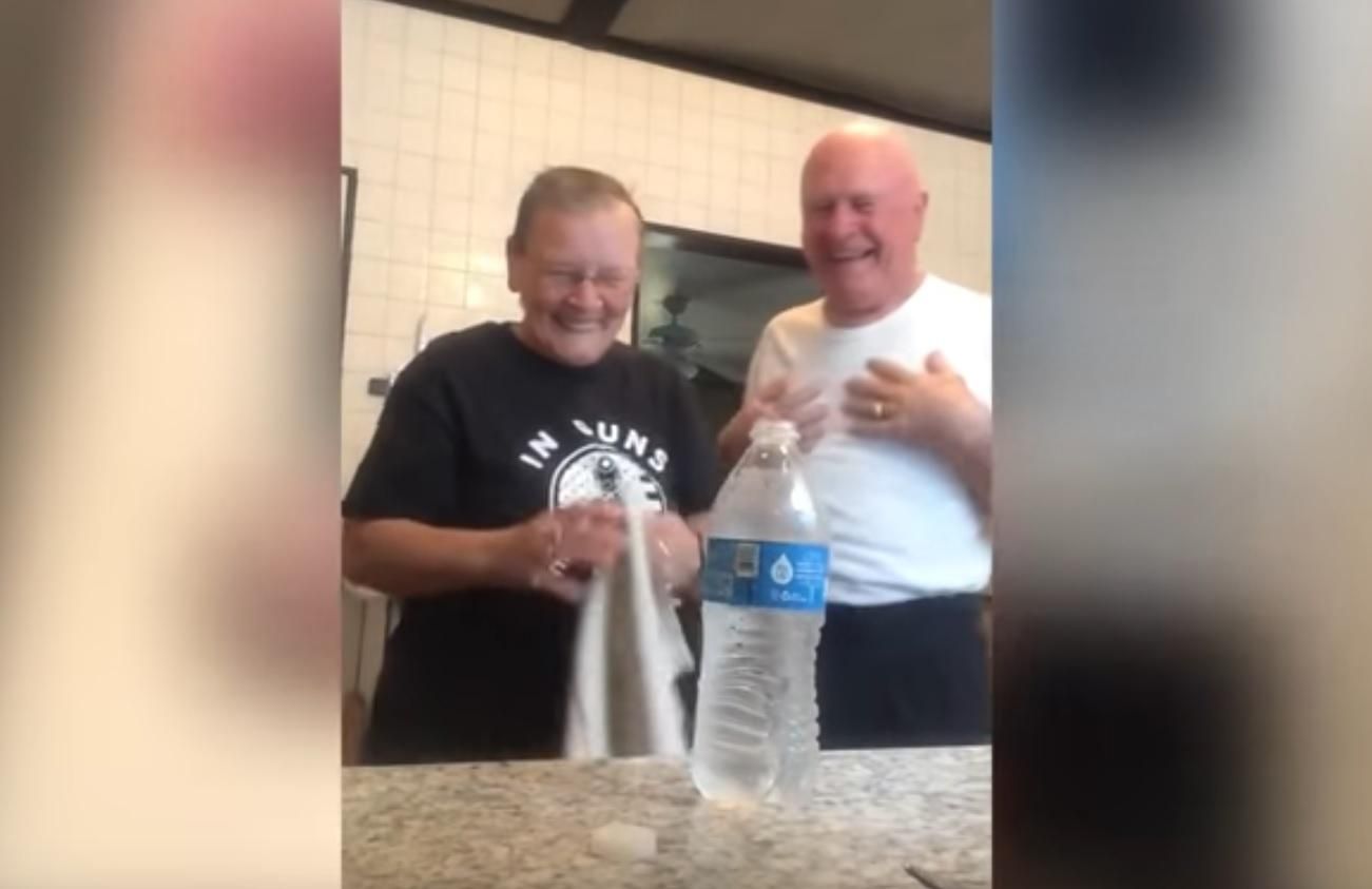 Бабушка смешно разыграла своего дедушку: курьезное видео Бабушка смешно разыграла своего дедушку: курьезное видео