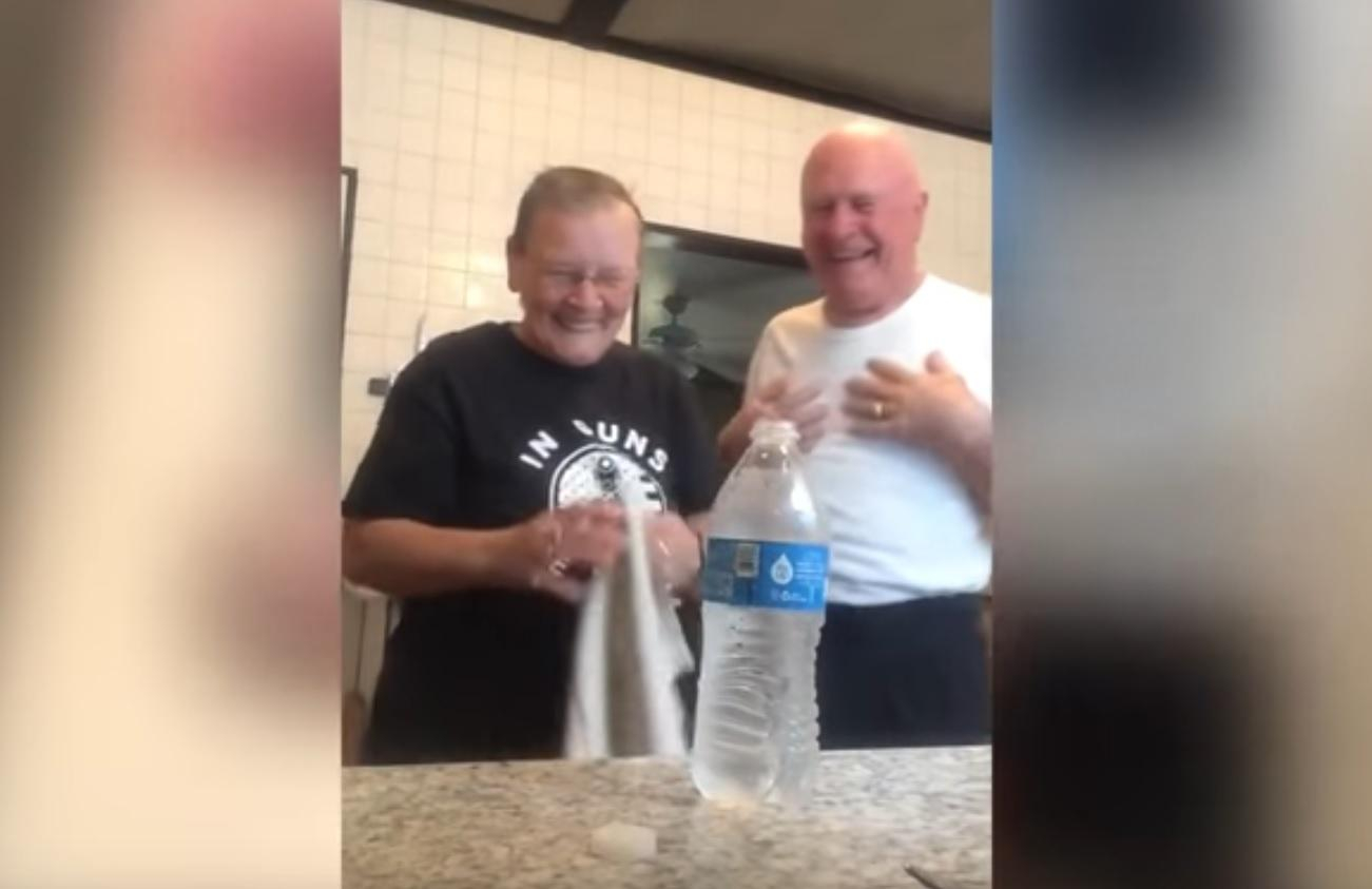 Бабушка смешно разыграла своего дедушку: курьезное видео