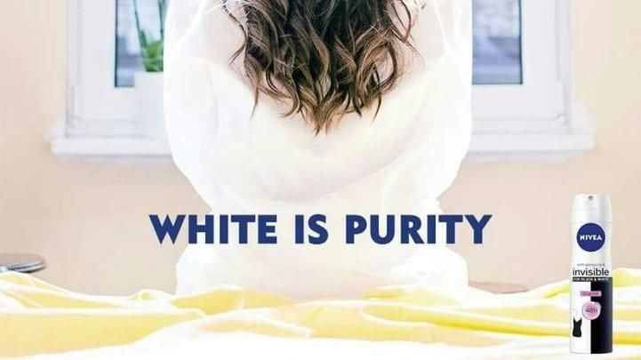 Відомий косметичний бренд звинуватили у расизмі та змусили видалити рекламу Відомий косметичний бренд звинуватили у расизмі та змусили видалити рекламу