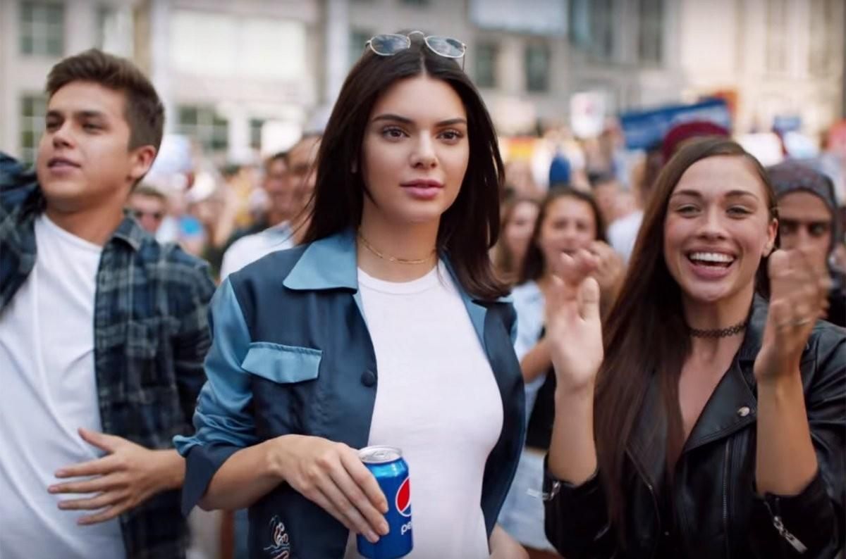 Супермодель и уличные протесты: Pepsi представила новую провокационную рекламу