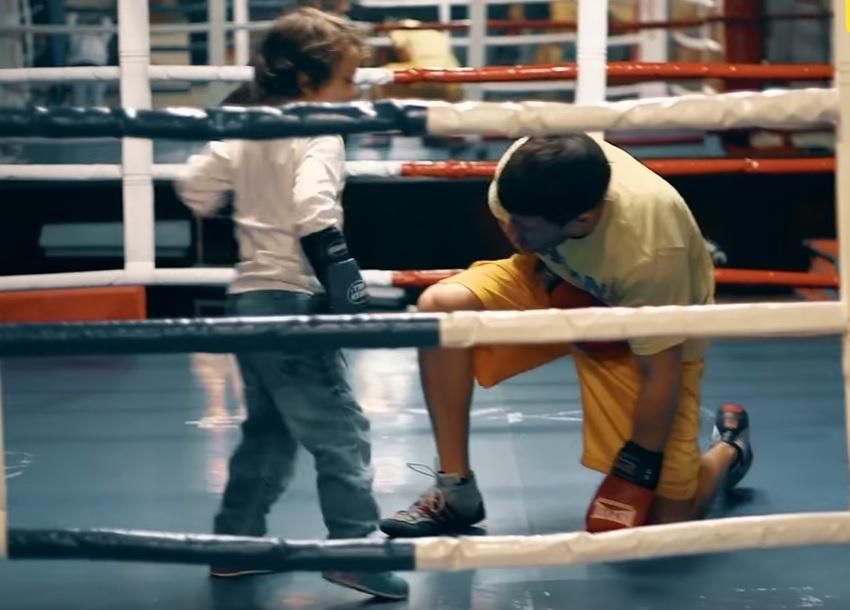 Син відправив Ломаченка у нокаут: курйозне відео Син відправив Ломаченка у нокаут: курйозне відео