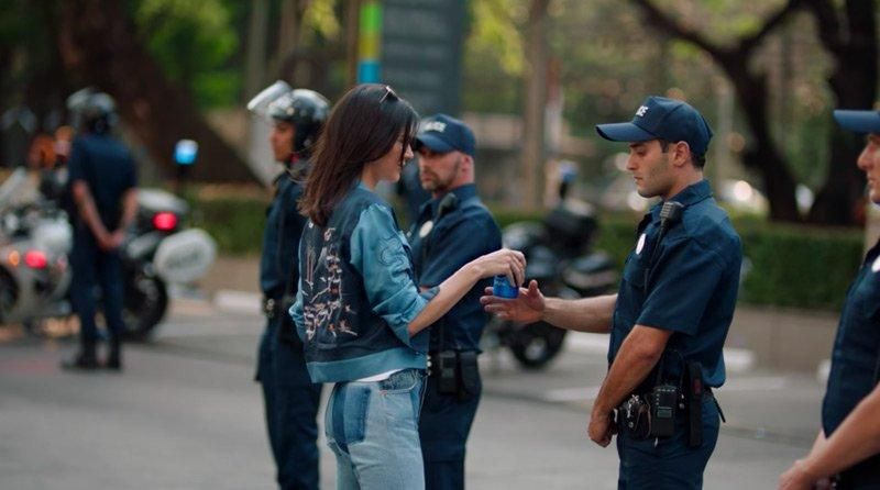 Из-за скандала Pepsi удалили свою рекламу и извинились за нее Из-за скандала Pepsi удалили свою рекламу и извинились за нее