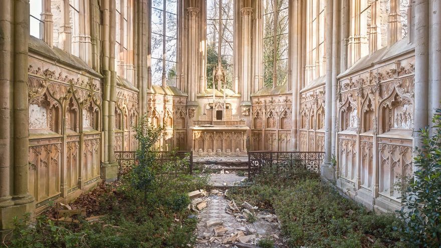 Спокій покинутих місць: фотограф зробив серію європейських храмів