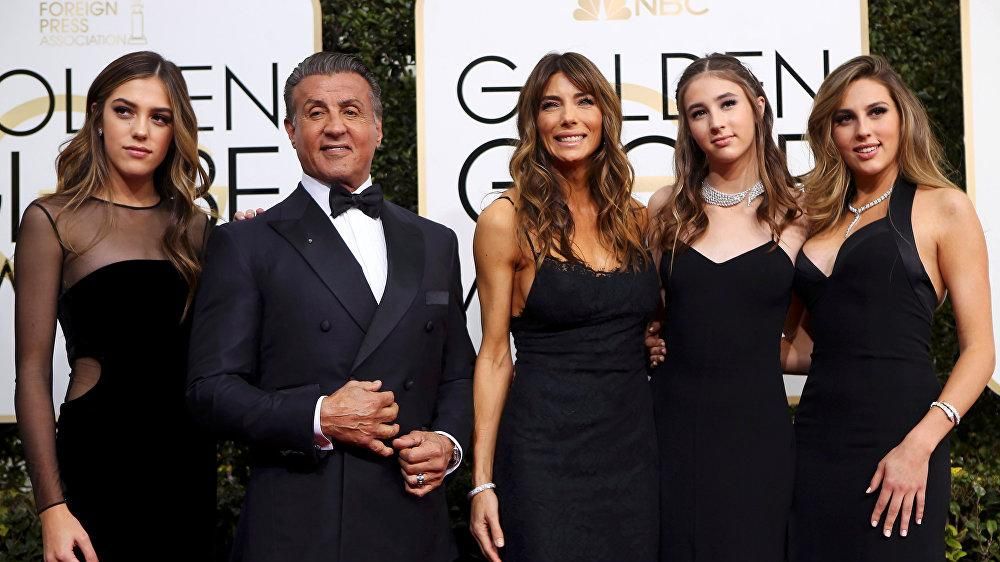 Сильвестр Сталлоне опубликовал фото со своими дочерьми-красавицами Сильвестр Сталлоне опубликовал фото со своими дочерьми-красавицами