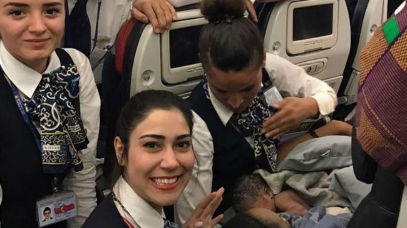 Женщина родила ребенка в небе на борту самолета: трогательные фото