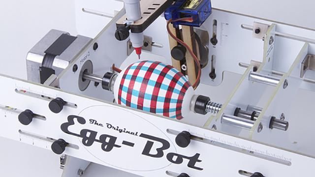 Как робот разрисовал пасхальное яйцо: интересное видео