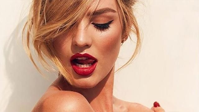 Модель Victoria's Secret показала сексуальные фото топлесс