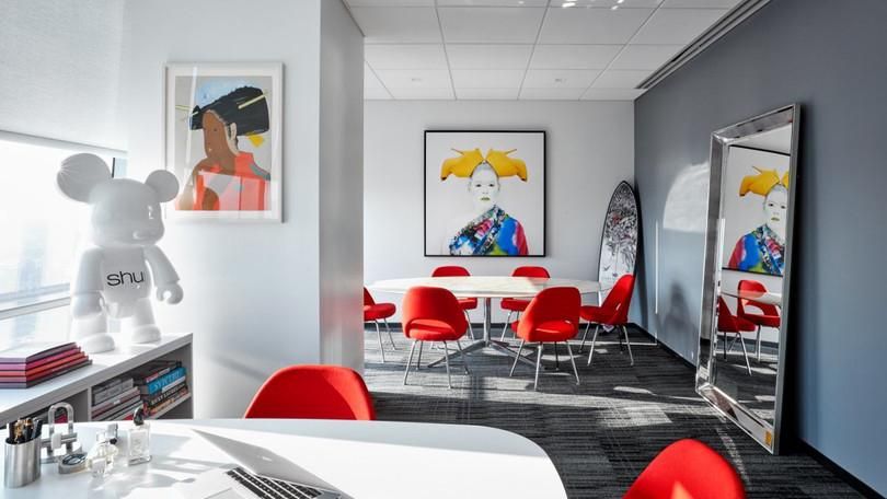 Манікюр та зачіска на роботі: фото з офісу найбільшого косметичного бренду Манікюр та зачіска на роботі: фото з офісу найбільшого косметичного бренду