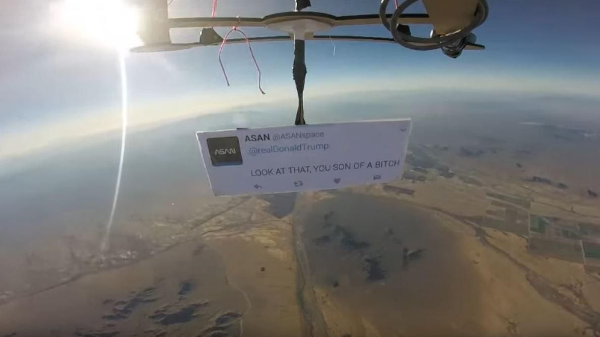 Дональд Трамп получил оскорбительный твит из стратосферы: курьезное видео Дональд Трамп получил оскорбительный твит из стратосферы: курьезное видео