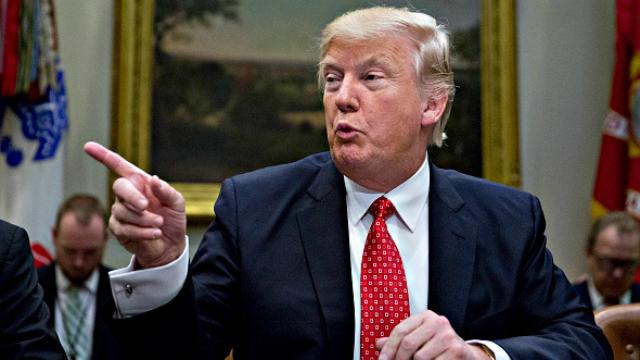 "Привет, народ" – Трамп в стиле Обамы удивил посетителей Белого дома