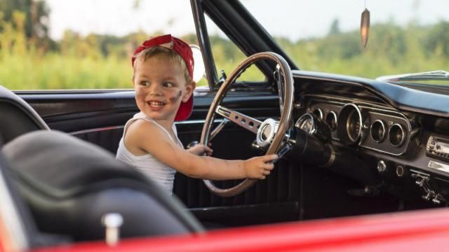 Восьмилетний мальчик научился водить через Youtube Восьмилетний мальчик научился водить через Youtube