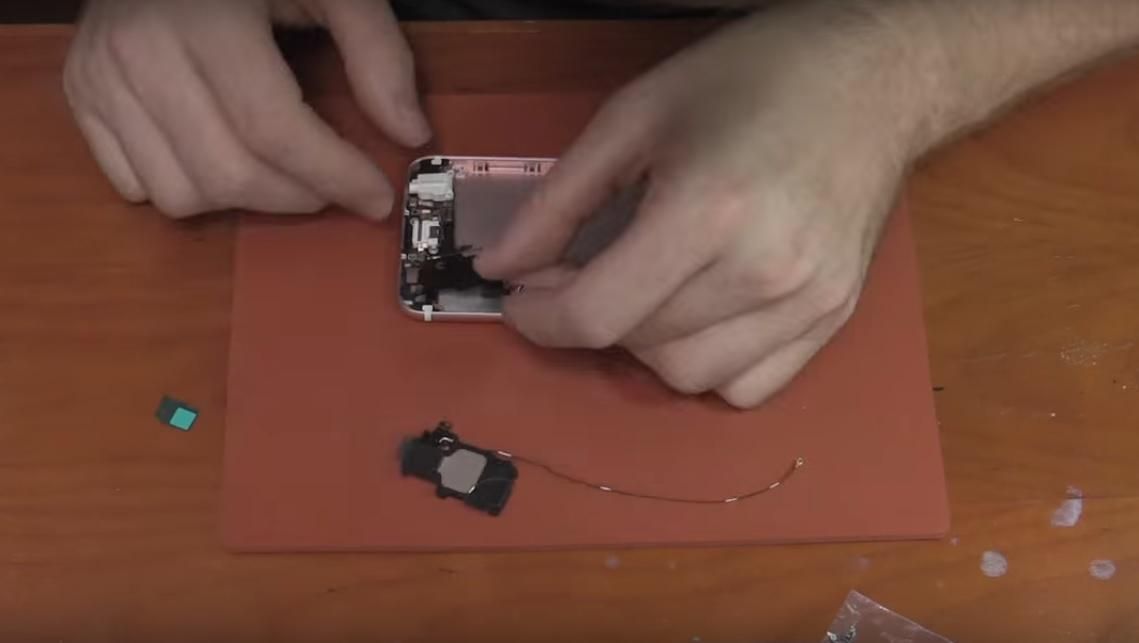 Американець зібрав iPhone 6, купивши усі деталі на блошиному ринку: відео Американець зібрав iPhone 6, купивши усі деталі на блошиному ринку: відео