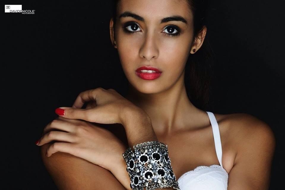 Мусульманську модель переслідують через відверті фото у соцмережах Мусульманську модель переслідують через відверті фото у соцмережах