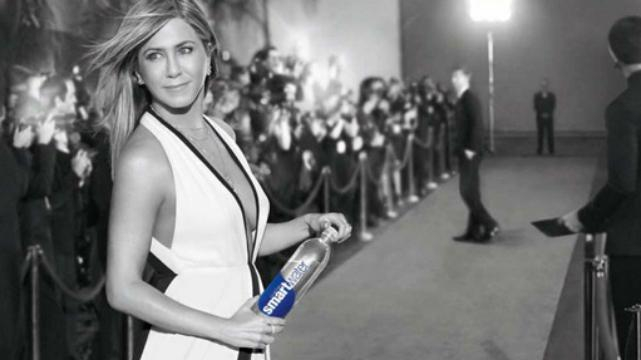 Дженнифер Энистон продемонстрировала стройную фигуру в стильной рекламе