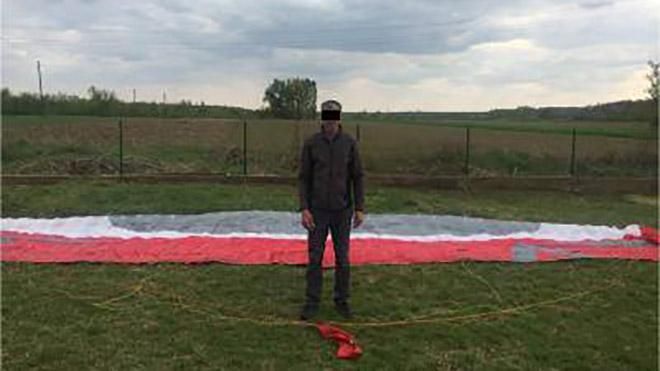 Віднесений вітром: угорський парашутист випадково перетнув кордон з Україною