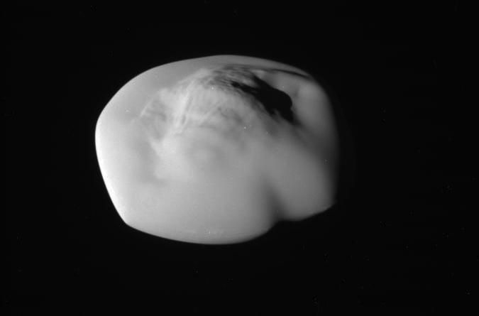 NASA показали нове фото кумедного супутника Сатурна