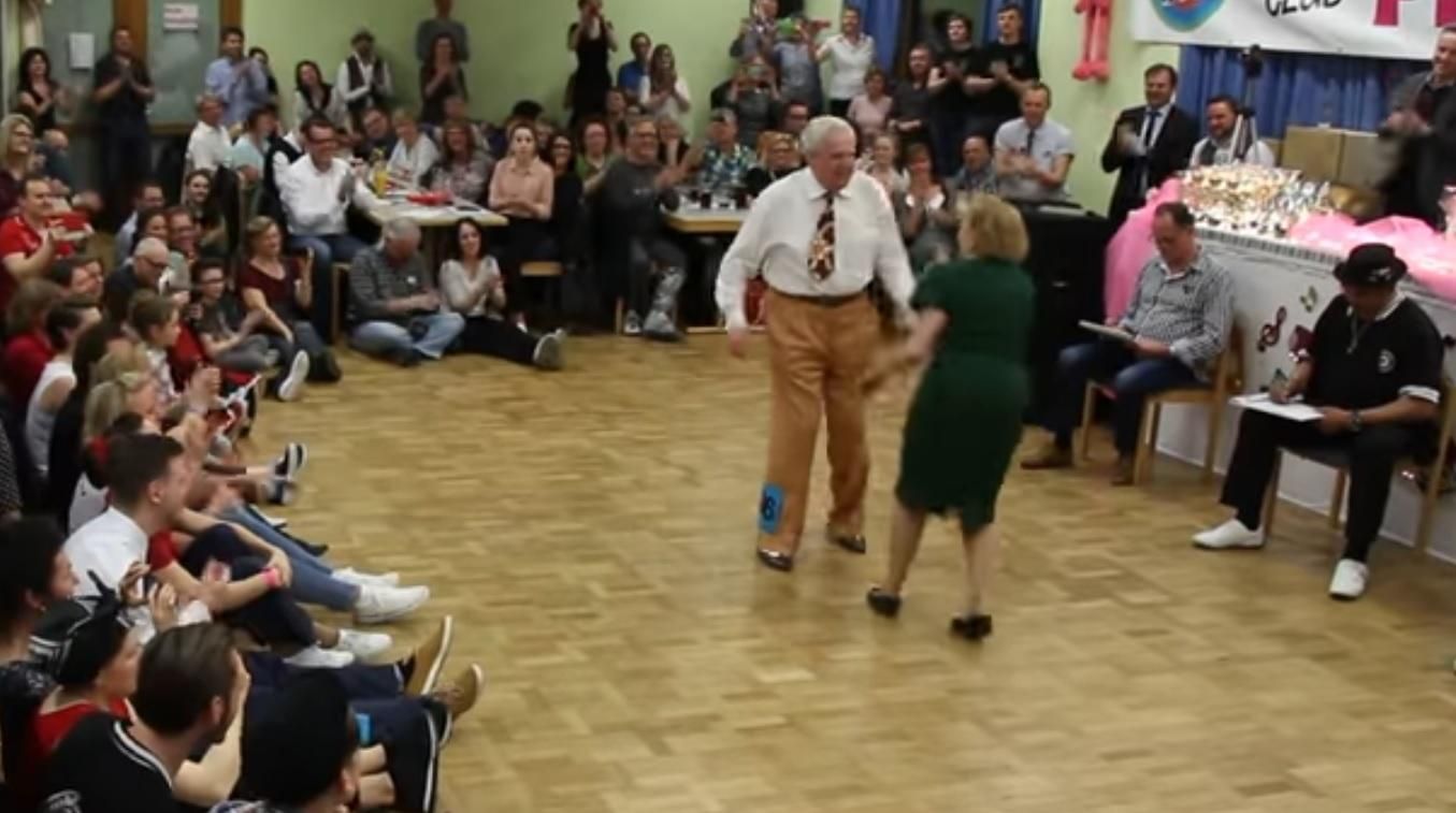 Пара пенсионеров станцевала буги-вуги и прославилась на весь Интернет: невероятное видео Пара пенсионеров станцевала буги-вуги и прославилась на весь Интернет: невероятное видео