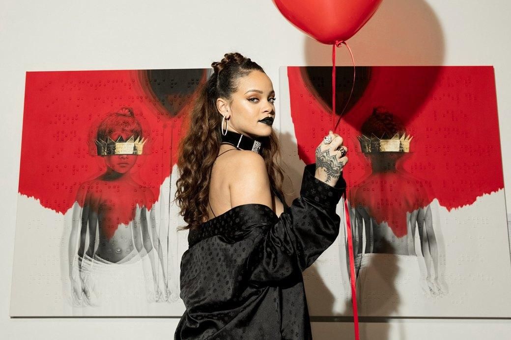 Рианна поразила своим образом на фестивале: появились фото Рианна поразила своим образом на фестивале: появились фото