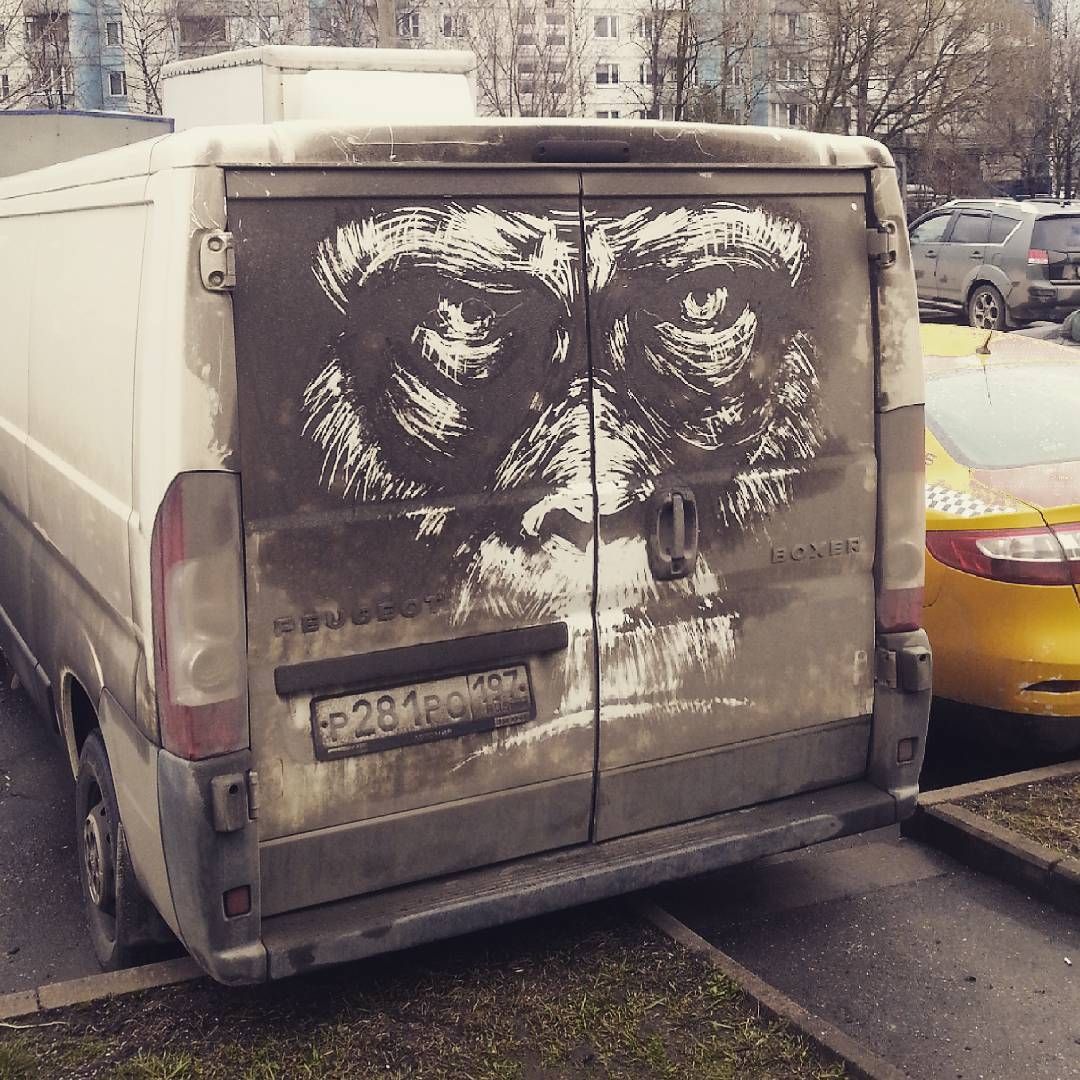Художник "охотится" на грязные машины и украшает их картинами: невероятные фото